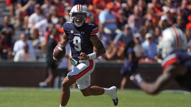 Robby Ashford looks downfield against the Missouri defense.